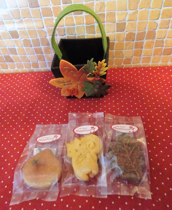 フエルト製葉っぱケース(ブラウン）に秋の焼き菓子3種類詰め合わせ 2枚目の画像