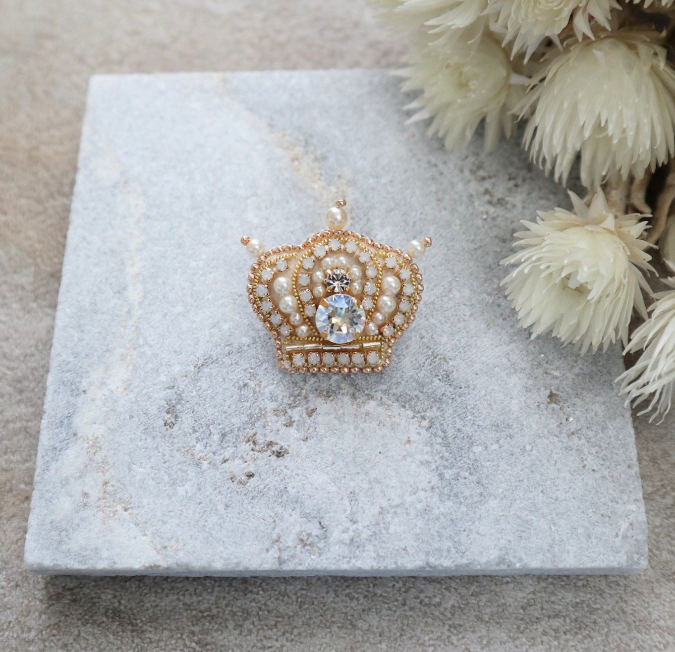 スーツにも映え！　王冠☆ビーズ刺繍ブローチ