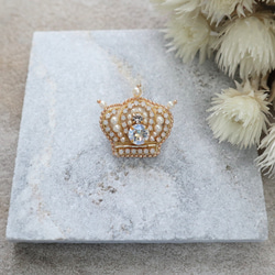 スーツにも映え！ 王冠☆ビーズ刺繍ブローチ ブローチ beads syurippi