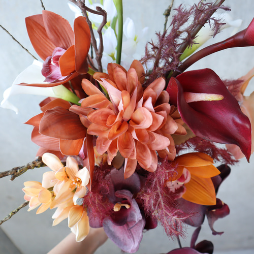 ワインカラーの胡蝶蘭やテラコッタ花材の枝物大人ブーケ