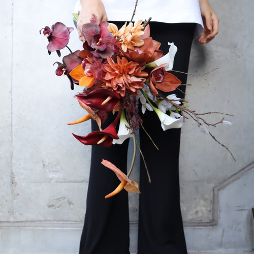 ワインカラーの胡蝶蘭やテラコッタ花材の枝物大人ブーケ