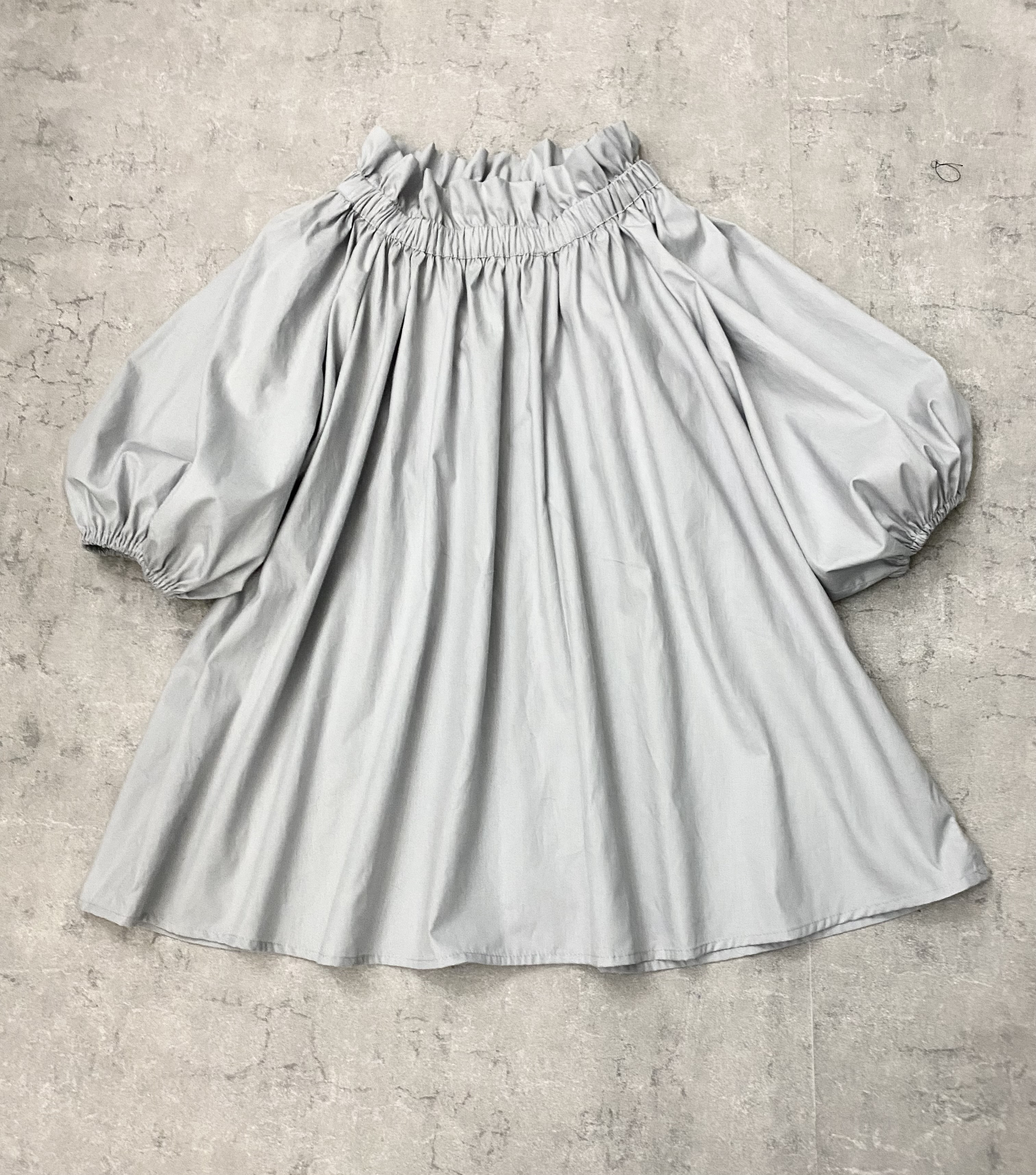 グレー大きめ襟フリルふっくら袖