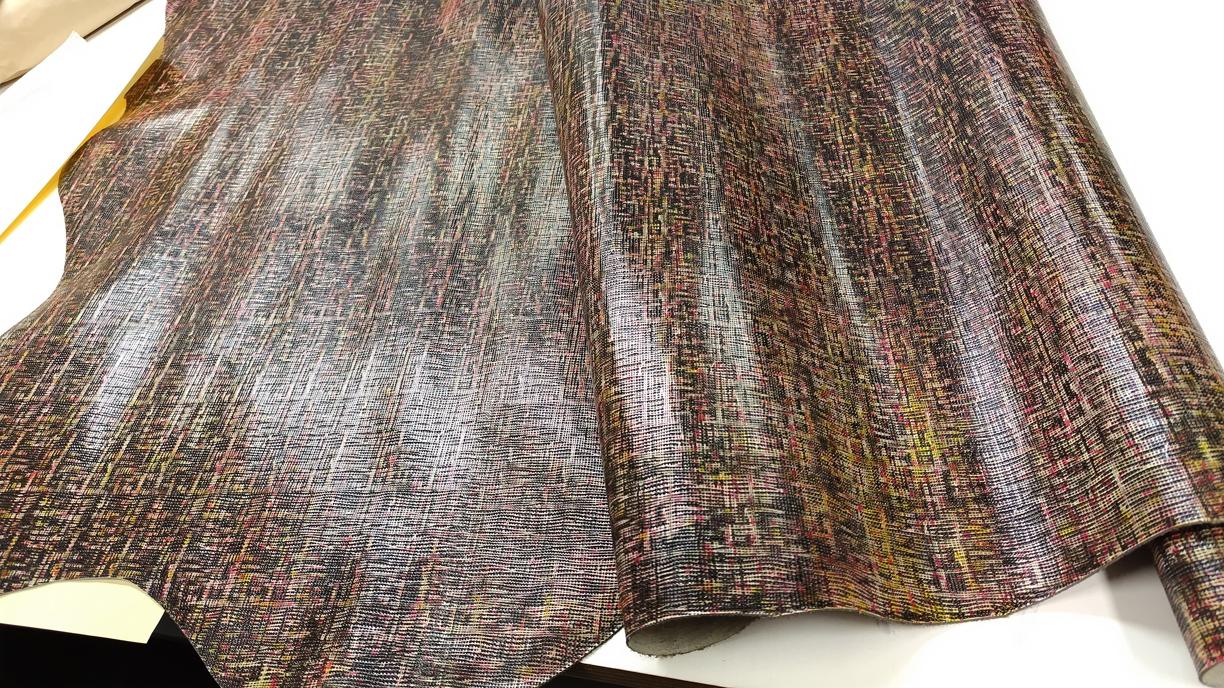 BE38 国産牛革　型押しキップヌ　120デシ程度　1.1ｍｍ程度