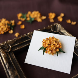 キンモクセイ(金木犀)*革花ブローチ/オレンジイエロー/秋冬
