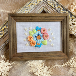 ブルーの花とバラの花束 刺繍フレーム rose garden　刺繡額 インテリア枠 壁掛け ファブリックパネル 1枚目の画像