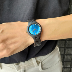 【木製腕時計】EINBAND Prima マザーオブパール×スワロフスキー エボニーウッド ブルー文字盤 34mm 8枚目の画像