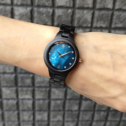 【木製腕時計】EINBAND Prima マザーオブパール×スワロフスキー エボニーウッド ブルー文字盤 34mm 7枚目の画像