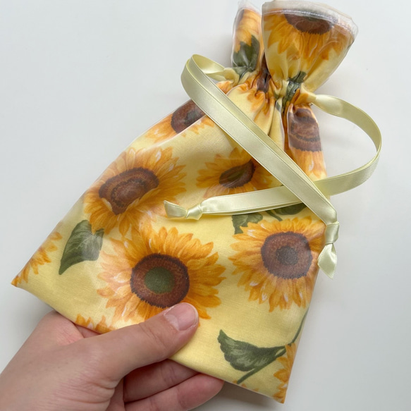 透け感の美しい　上品なオーガンジー花柄巾着ポーチ　ひまわりイエロー　向日葵 2枚目の画像