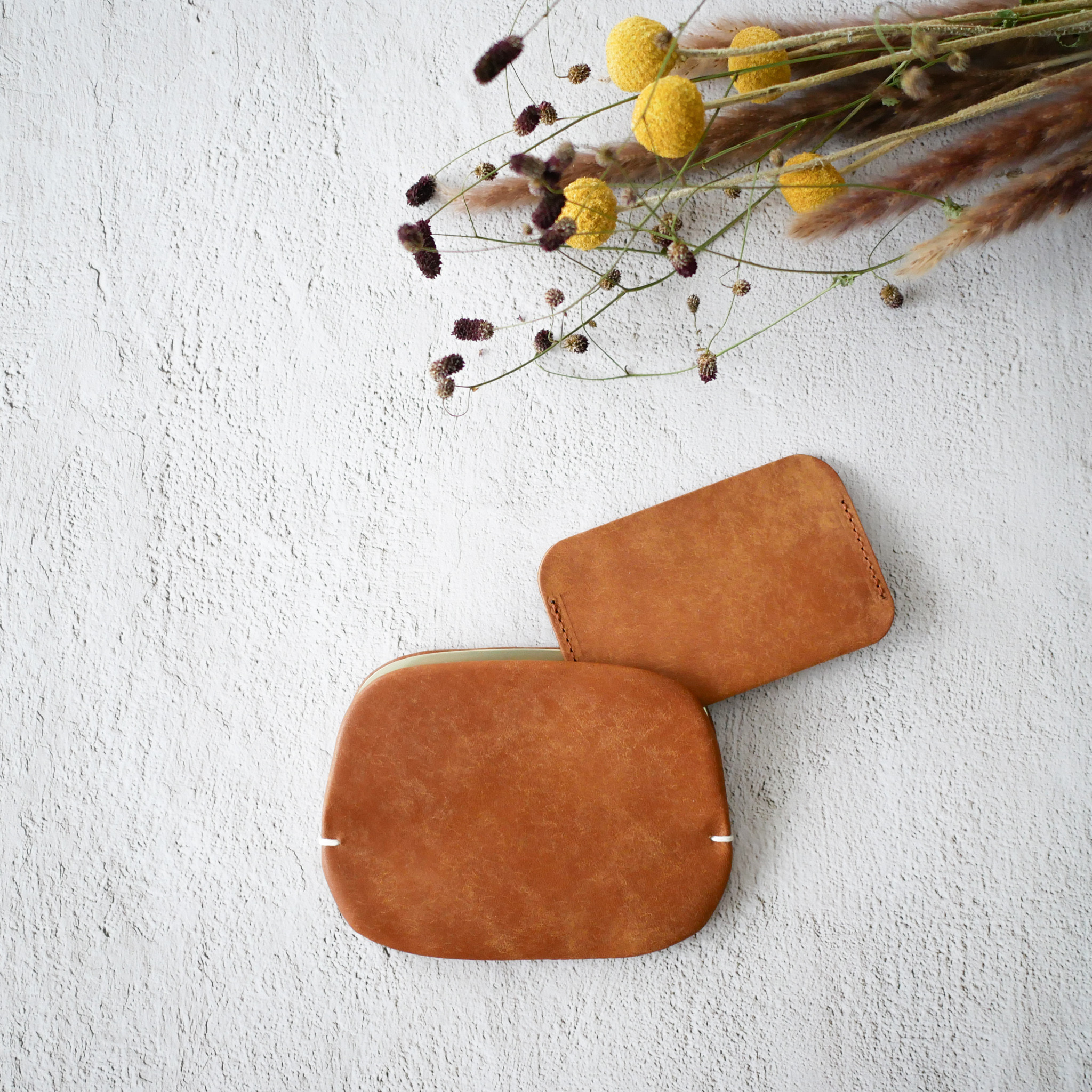 薄さが嬉しい！ミニマムな「スナップウォレット・M」　キャメル