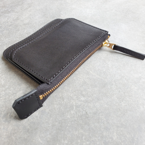 ◇3つのポケットが使いやすいオーストラリア産レザーのレイヤード