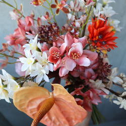 オレンジブラウンや大人ピンクの小花を束ねたクラッチブーケ♡  ウェディングブーケ アーティフィシャルブーケ 2枚目の画像