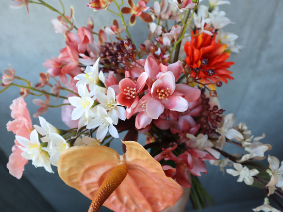 オレンジブラウンや大人ピンクの小花を束ねたクラッチブーケ♡  ウェディングブーケ アーティフィシャルブーケ 2枚目の画像