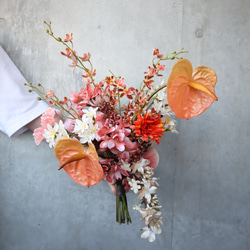 オレンジブラウンや大人ピンクの小花を束ねたクラッチブーケ♡  ウェディングブーケ アーティフィシャルブーケ 8枚目の画像
