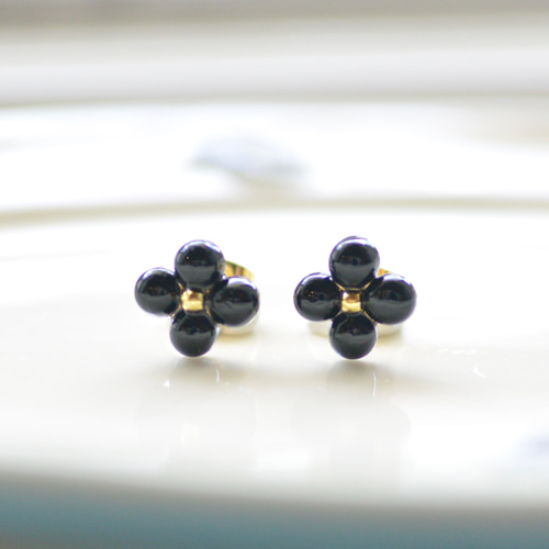 オニキス 黒 ゴールドメッキ クローバーピアス 花柄