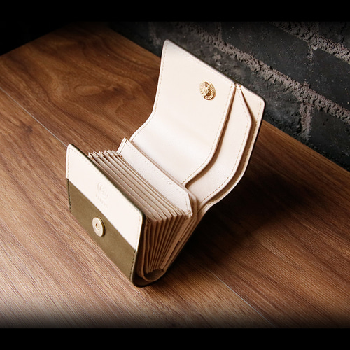 PATTO】小さいのにお札が折れない！ 二つ折り 栃木レザーミニ財布 蛇腹