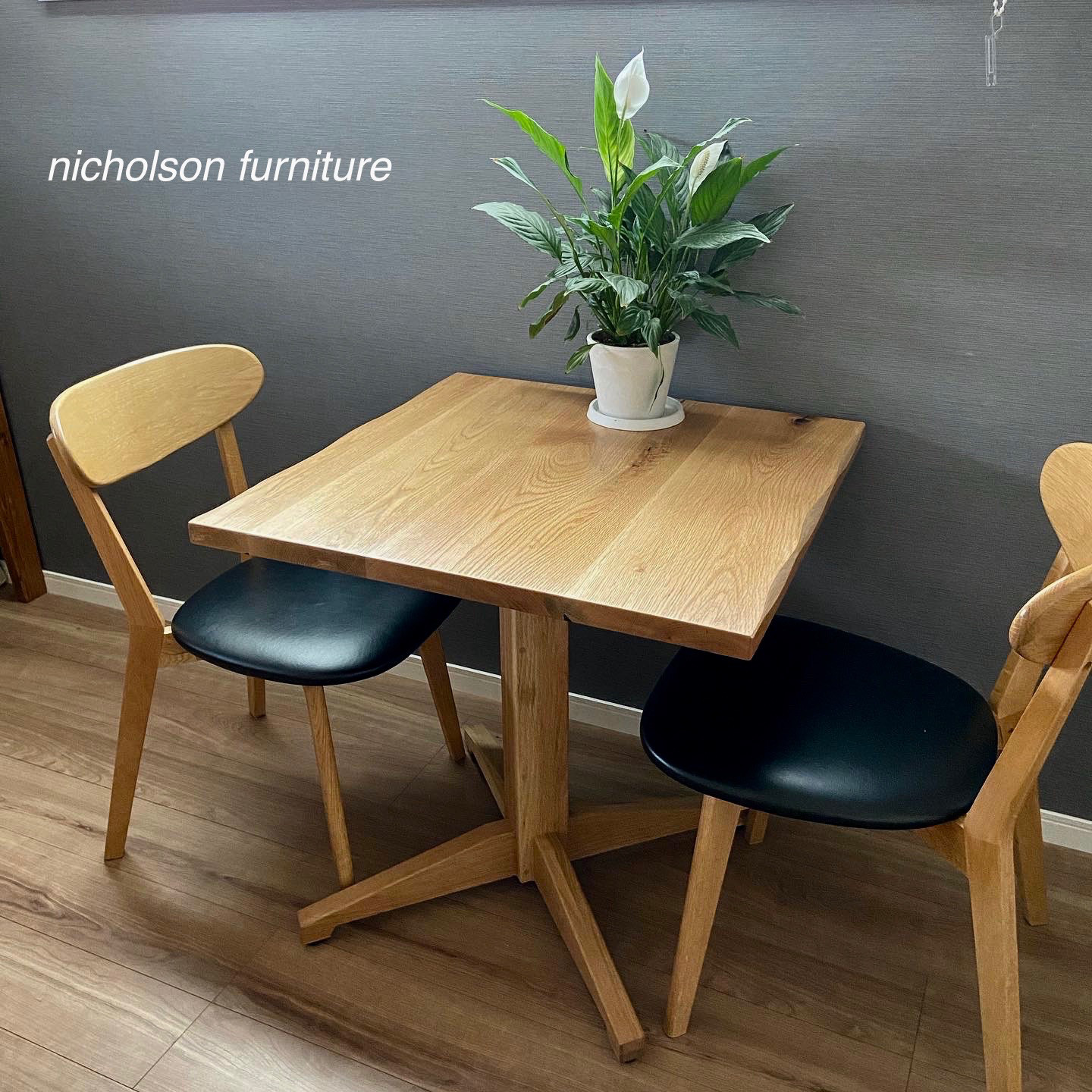カフェテーブル　ダイニングテーブル　天然木オーク  木製一本脚　 ［ 定番品・受注生産 ］