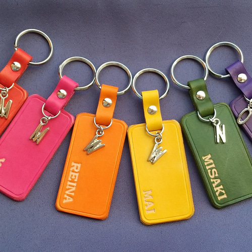 人気No.1】『名入れ』キーホルダー◇イニシャルチャーム付き カラー