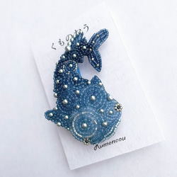 阿波藍ビーズのジンベイザメブローチM・海の子シリーズ・ビーズ刺繍 /ブローチ 2枚目の画像