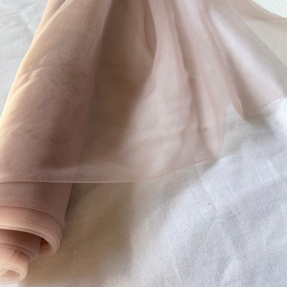 【幅広150cm】ソフトチュール生地 ピンクベージュ｜なめらかでやわらかなチュール／ウェディング・背景布・衣装づくり 2枚目の画像