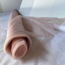 【幅広150cm】ソフトチュール生地 ピンクベージュ｜なめらかでやわらかなチュール／ウェディング・背景布・衣装づくり 1枚目の画像