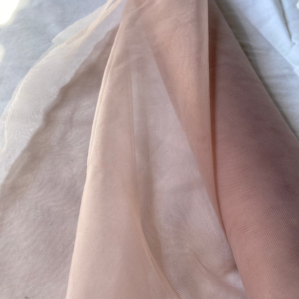 【幅広150cm】ソフトチュール生地 ピンクベージュ｜なめらかでやわらかなチュール／ウェディング・背景布・衣装づくり 3枚目の画像