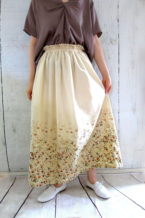 セピアカラーのフラワーガーデンのコットンロングスカート 3枚目の画像