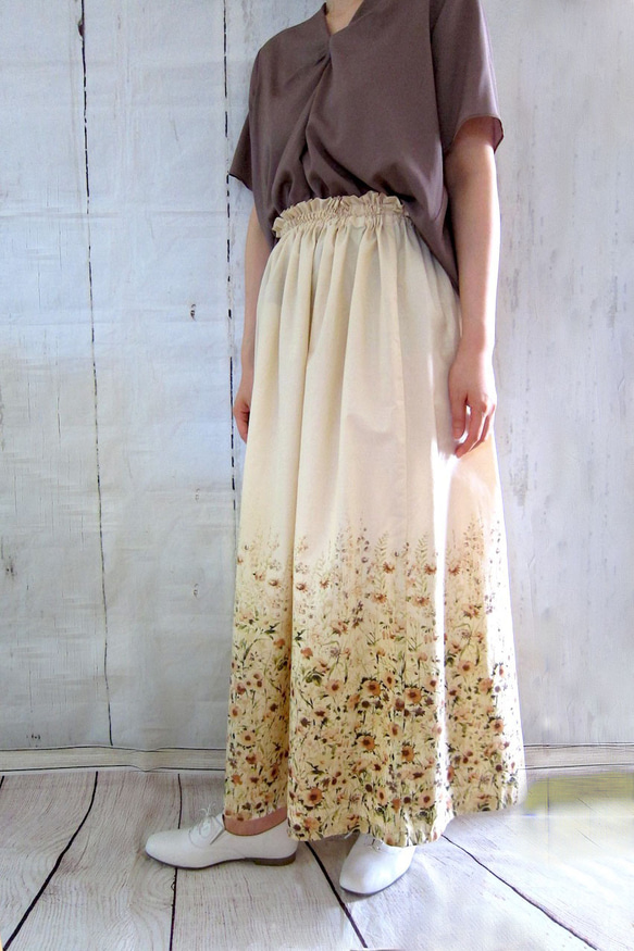 セピアカラーのフラワーガーデンのコットンロングスカート 5枚目の画像