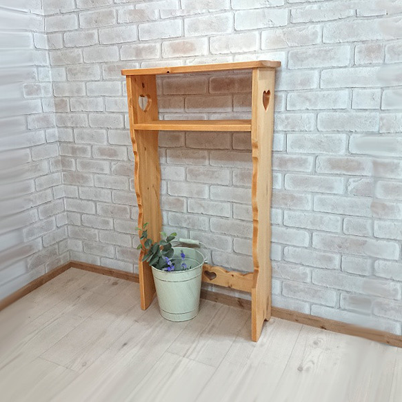 カントリーラック♦️木製 3段 ハート型 くり抜き装飾♦️ナチュラルウッド♦️送料込 カントリーラック♦️木製 3段 ハート型 くり抜き装飾