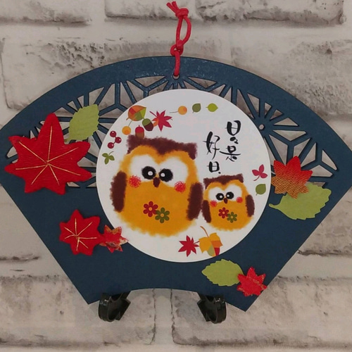 秋の季節飾り フクロウイラスト ちりめん細工紅葉 壁掛け卓上兼用