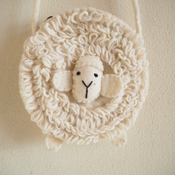 羊毛フェルト ポシェット ヒツジ 斜め掛け かわいい 服飾雑貨 フェルト 羊毛 1枚目の画像