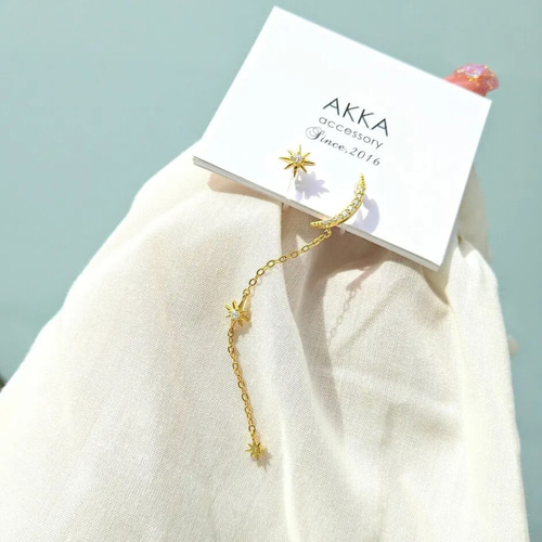 星型チャームのロングピアス、ゴールドトーン。18k/750刻印入りイヤリング 18kgp◇月と星のロングチェーンイヤリング アシンメトリー非対称