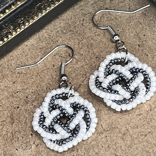 水引風 ビーズピアス ホワイト×ブラック ピアス（フック・チェーン