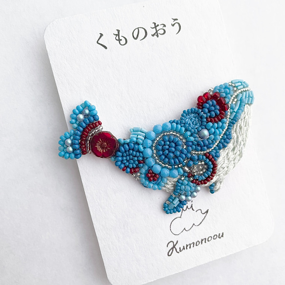 赤い花つきのくじらブローチM・海の子シリーズ・ビーズ刺繍 /ブローチ 2枚目の画像