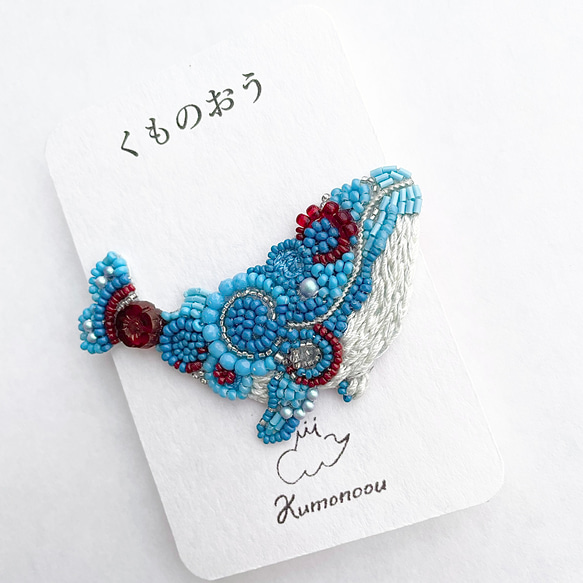 赤い花つきのくじらブローチM・海の子シリーズ・ビーズ刺繍 /ブローチ 3枚目の画像