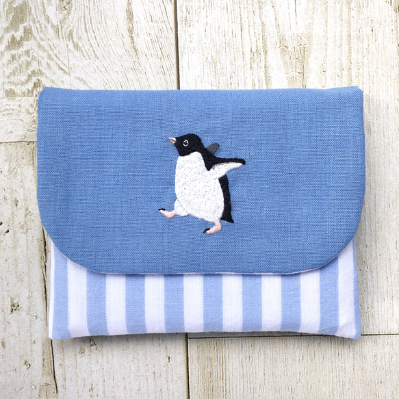 アデリーペンギンの刺繍ポケットティッシュケース（アクアブルー） 1枚目の画像