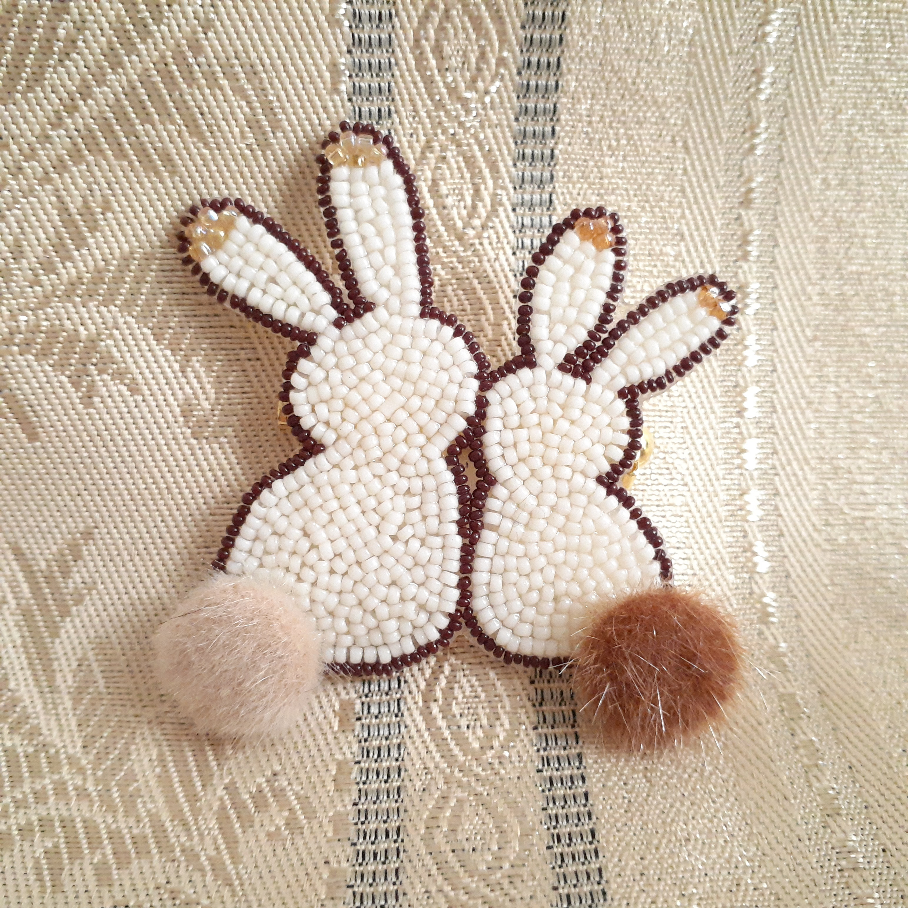<受注>なかよしうさぎのブローチ ＊オートクチュールビーズ刺繍