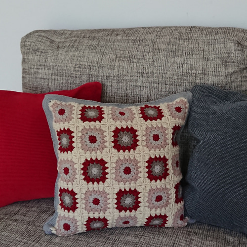 毛糸のモチーフクッションカバー レッド クッション・クッションカバー