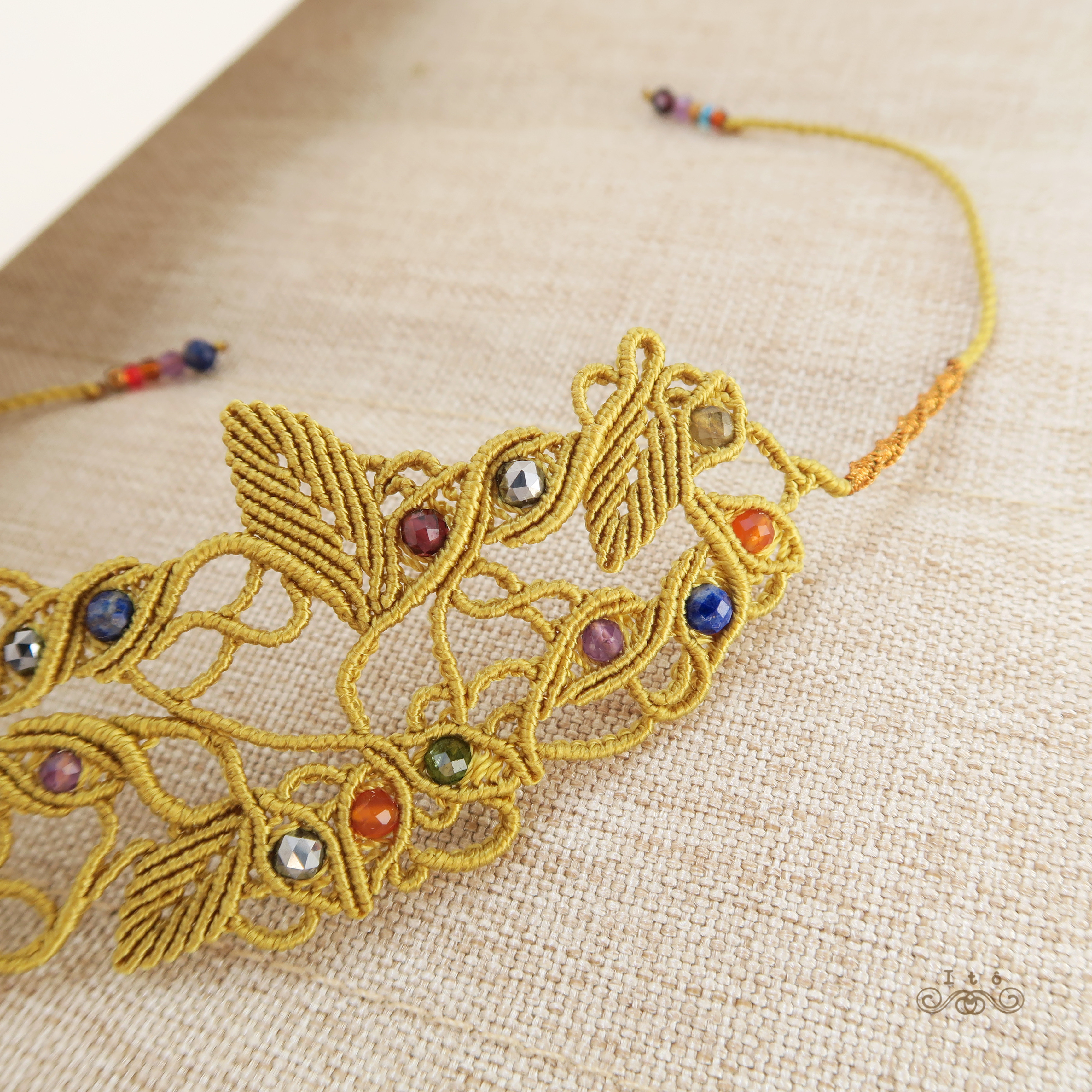 ガーネット、テラヘルツ、トルマリンビーズなどの　マクラメブレスレット