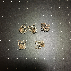 送料無料　宝石を抱っこしてる　ネコ　シルバー　デコパーツ 4枚目の画像