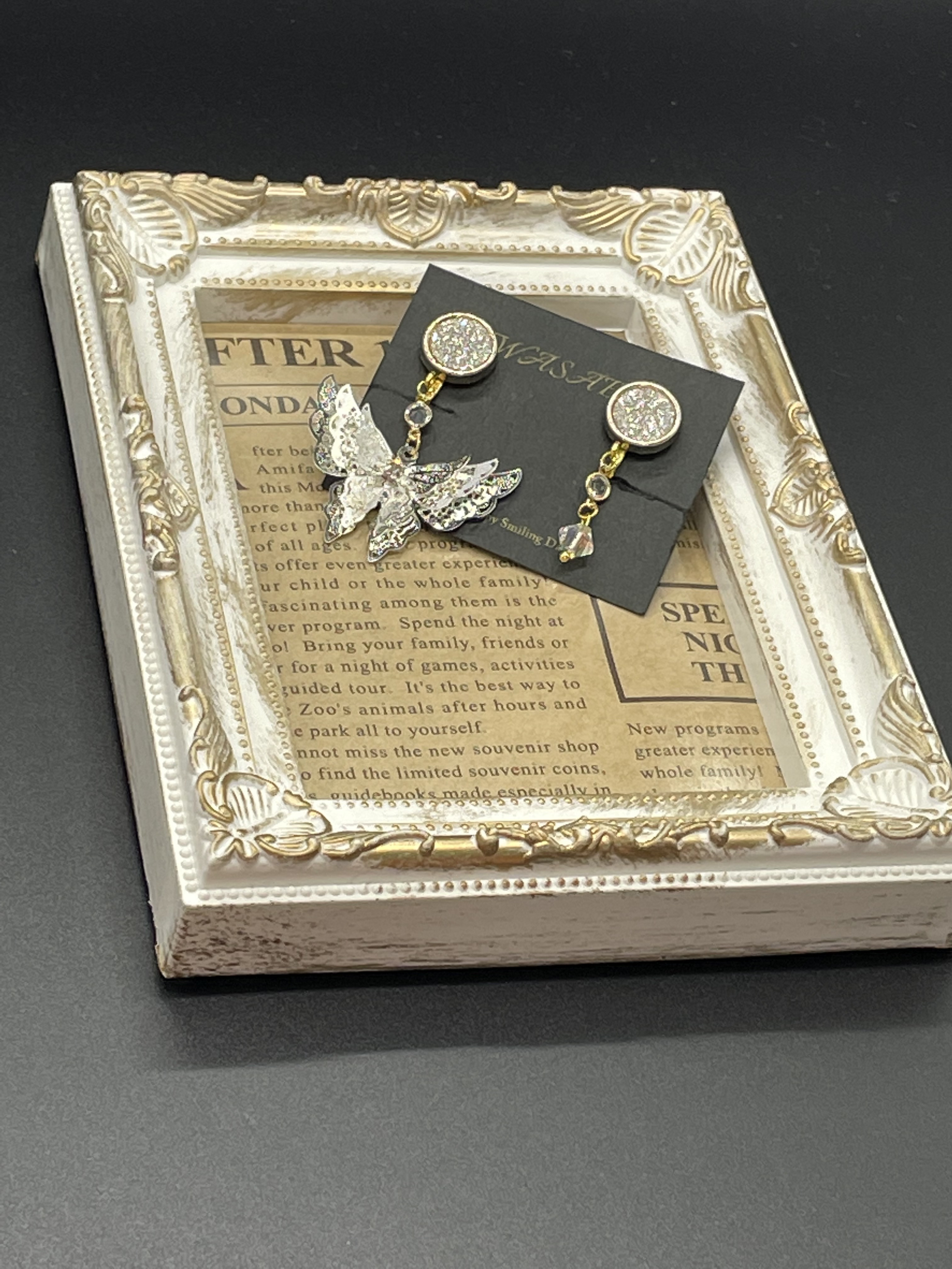 シルバーバタフライのアシンメトリーイヤリング