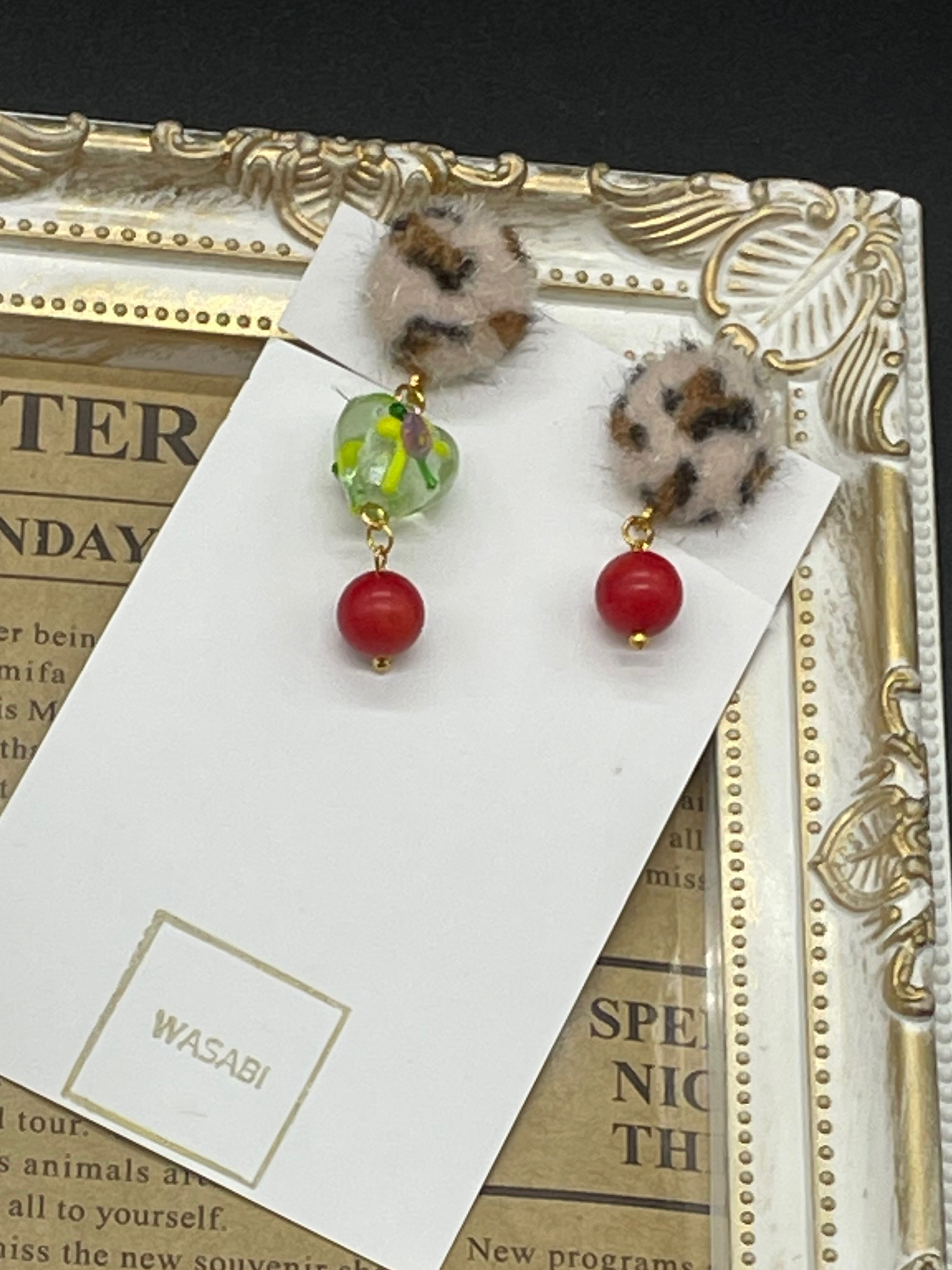 ヒョウ柄のファーカボションのアシンメトリーイヤリング