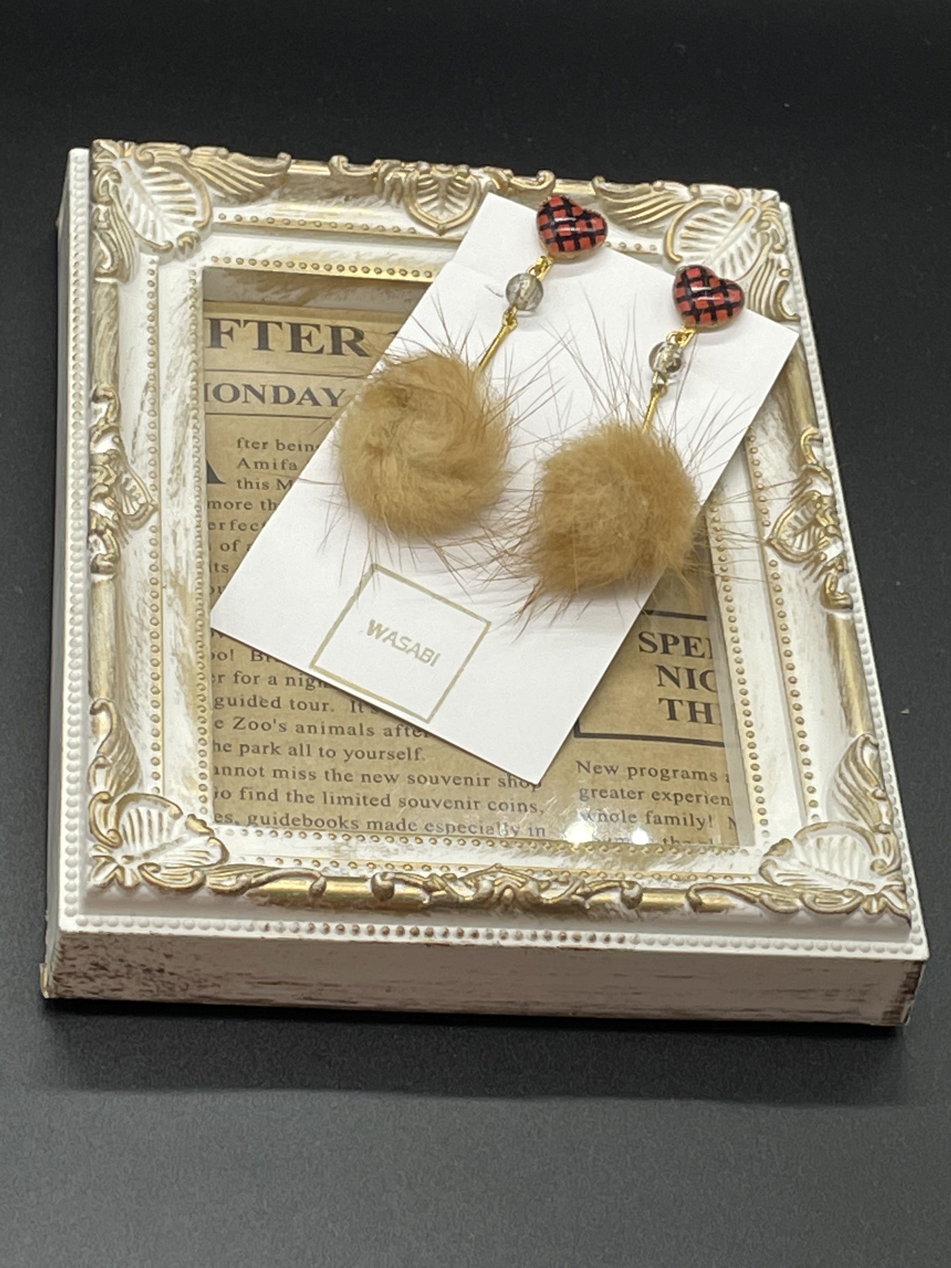 赤と黒のハートカボションとファーの揺れるイヤリング