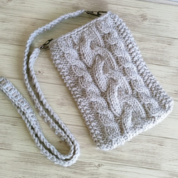 ニットスマホショルダー　ストラップ　スマホポシェット 手編み　　編みバッグ　アラン模様　毛糸　棒針編み セカンドバッグ　 1枚目の画像