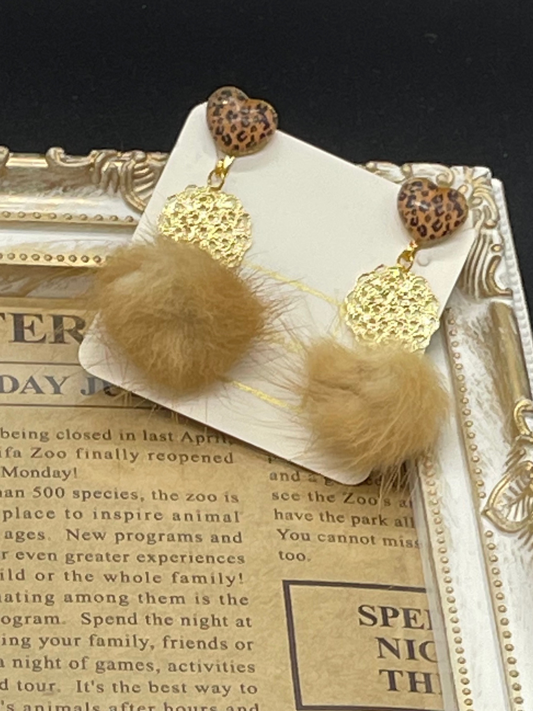 ヒョウ柄のハートカボションとファーのイヤリング