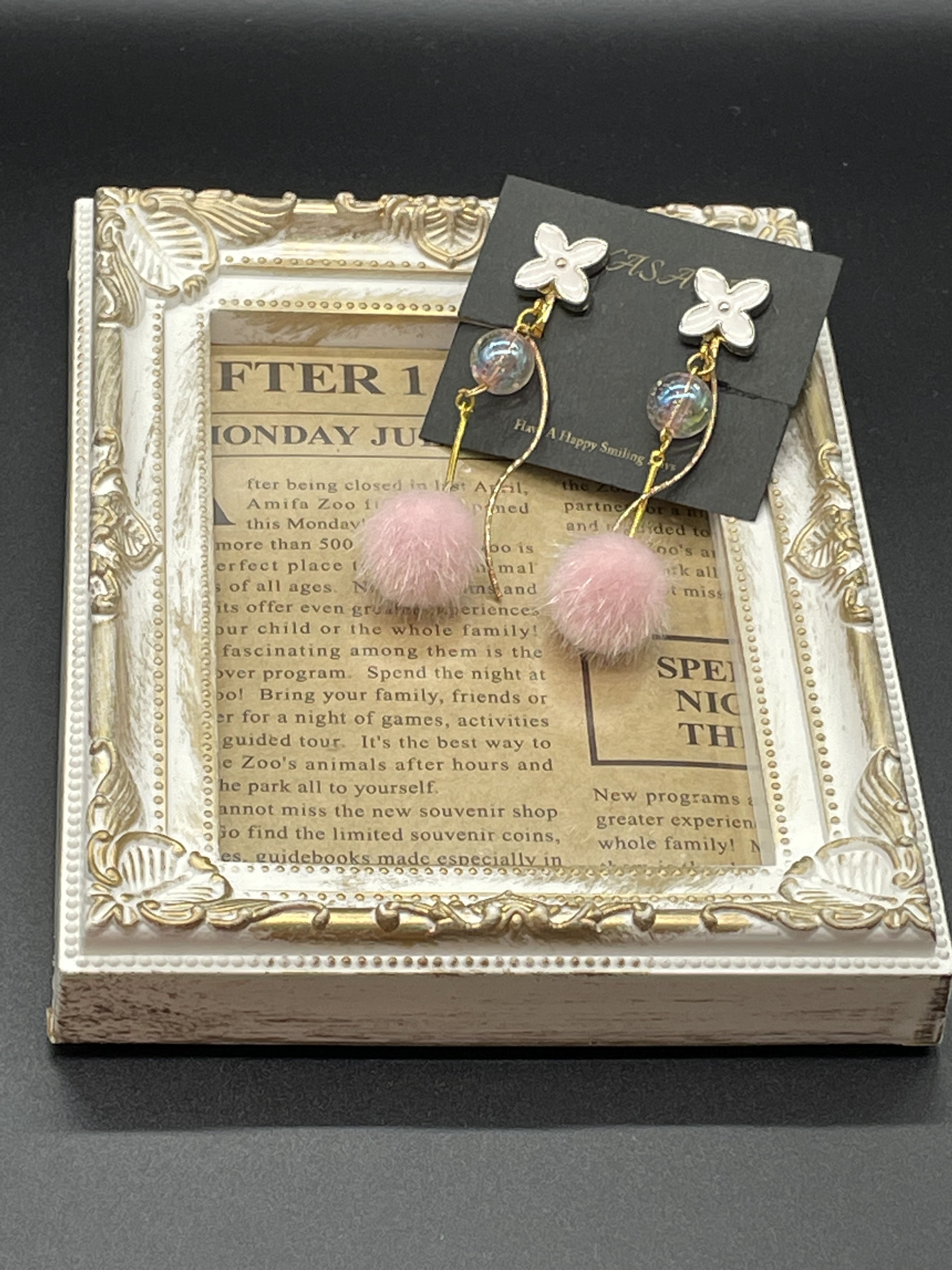 ファンシーなピンクのポンポンのイヤリング