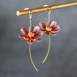 【秋限定】風と踊る秋桜 | ピアス / イヤリング 4枚目の画像