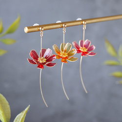 【秋限定】風と踊る秋桜 | ピアス / イヤリング 1枚目の画像