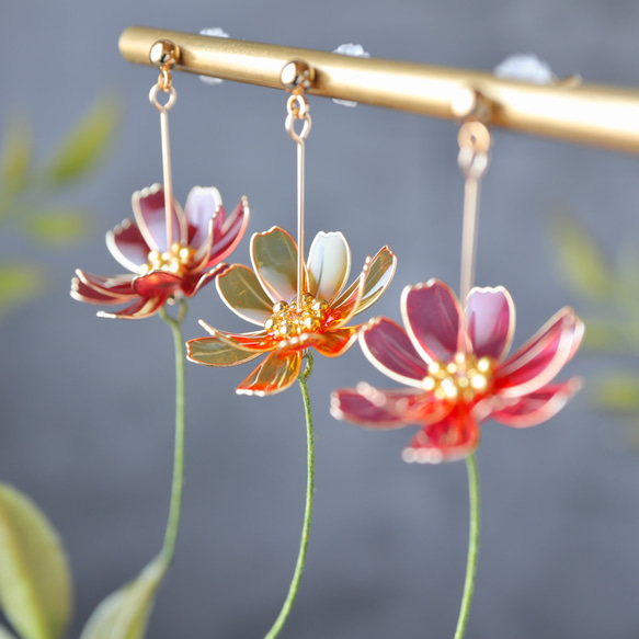 【秋限定】風と踊る秋桜 | ピアス / イヤリング 3枚目の画像