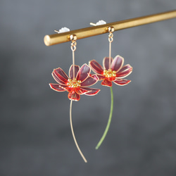【秋限定】風と踊る秋桜 | ピアス / イヤリング 6枚目の画像