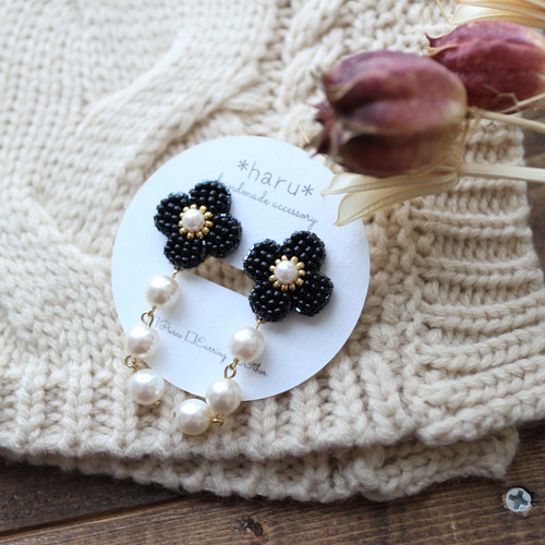 ビーズ刺繍 のお花*4petals*（ﾌﾞﾗｯｸ）とパールのピアス